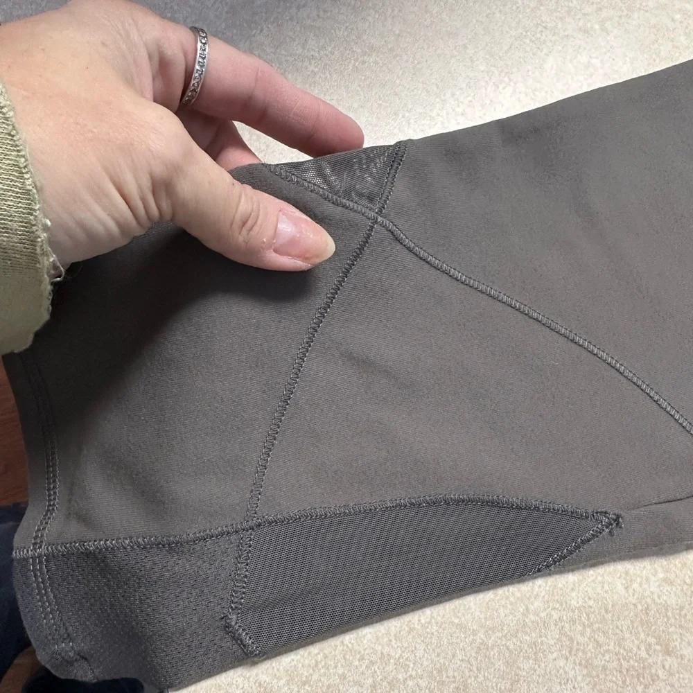 ALO Yoga Capri Leggings- Brown - Picture 2 of 8